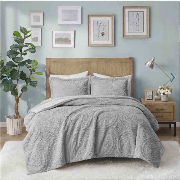 Other - New Madison Park Arya Medallion Ultra Plush Set of Two Pillowcases